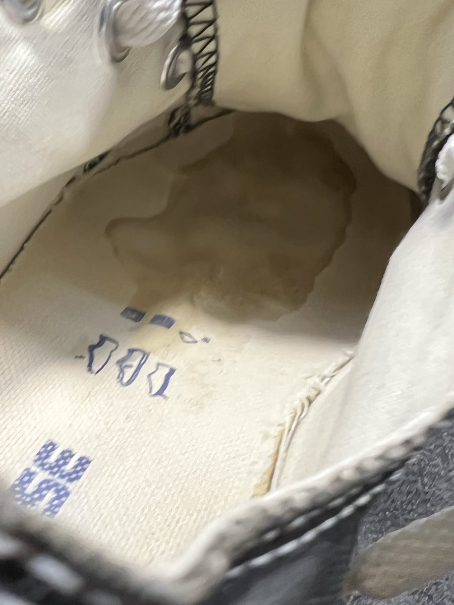 Flatslover812's tweet photo. 初中生小匡威。运动量绝了，匡威最极品的状态就是所有棱角磨得圆圆的鞋底踩得软软的 https://t.co/xhHbCijtSB