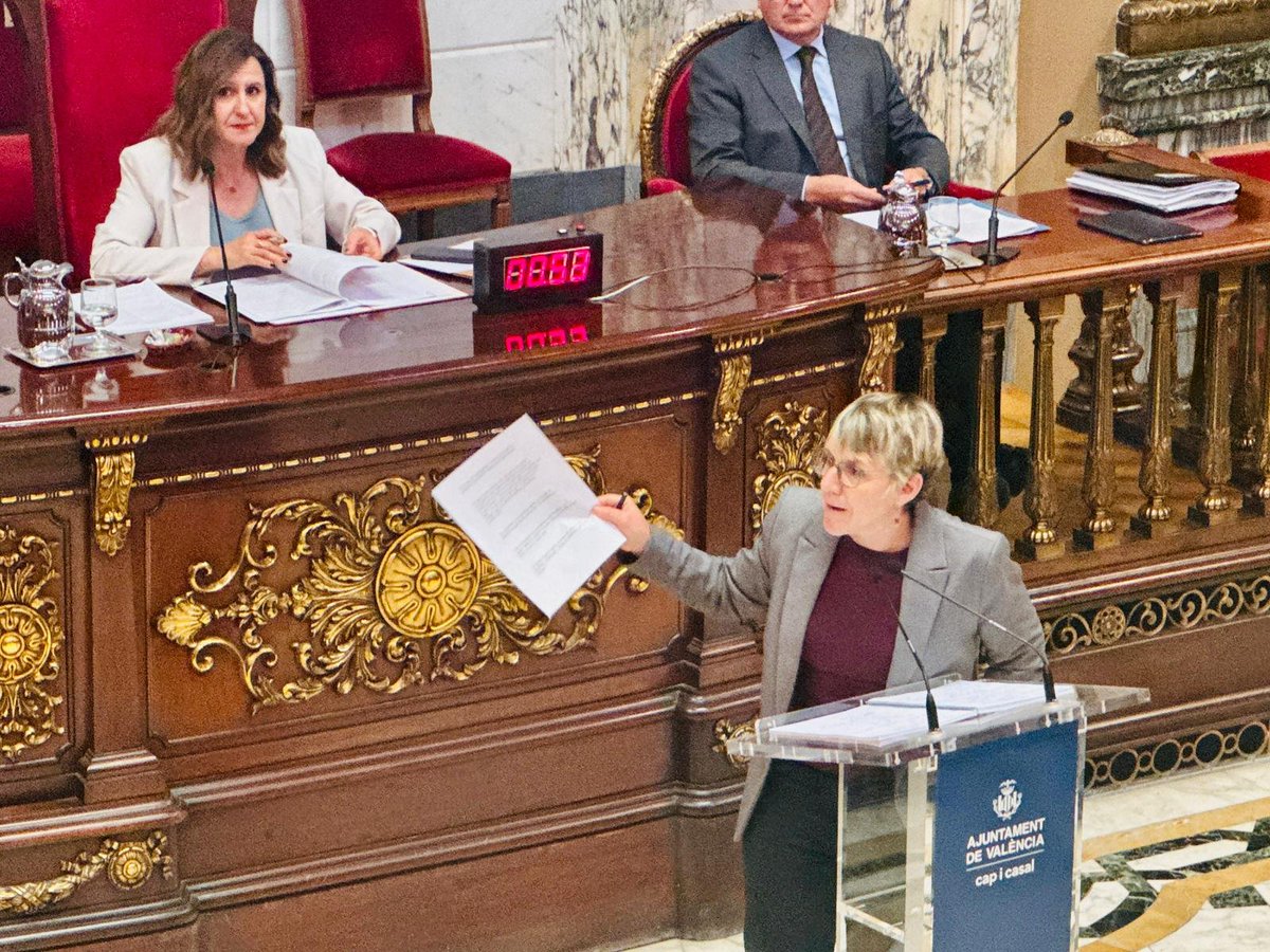 La Portaveu de Compromís València <a href="/papirusa/">Papi Robles</a> mostra a Catalá i la resta del PP les proves de la seua trama d'enxufisme al Port de València.

L'Ajuntament suma, entre imputats i investigats per la Fiscalia, 4 regidors/es i a la pròpia alcaldessa.

No porten ni 3 anys governant.