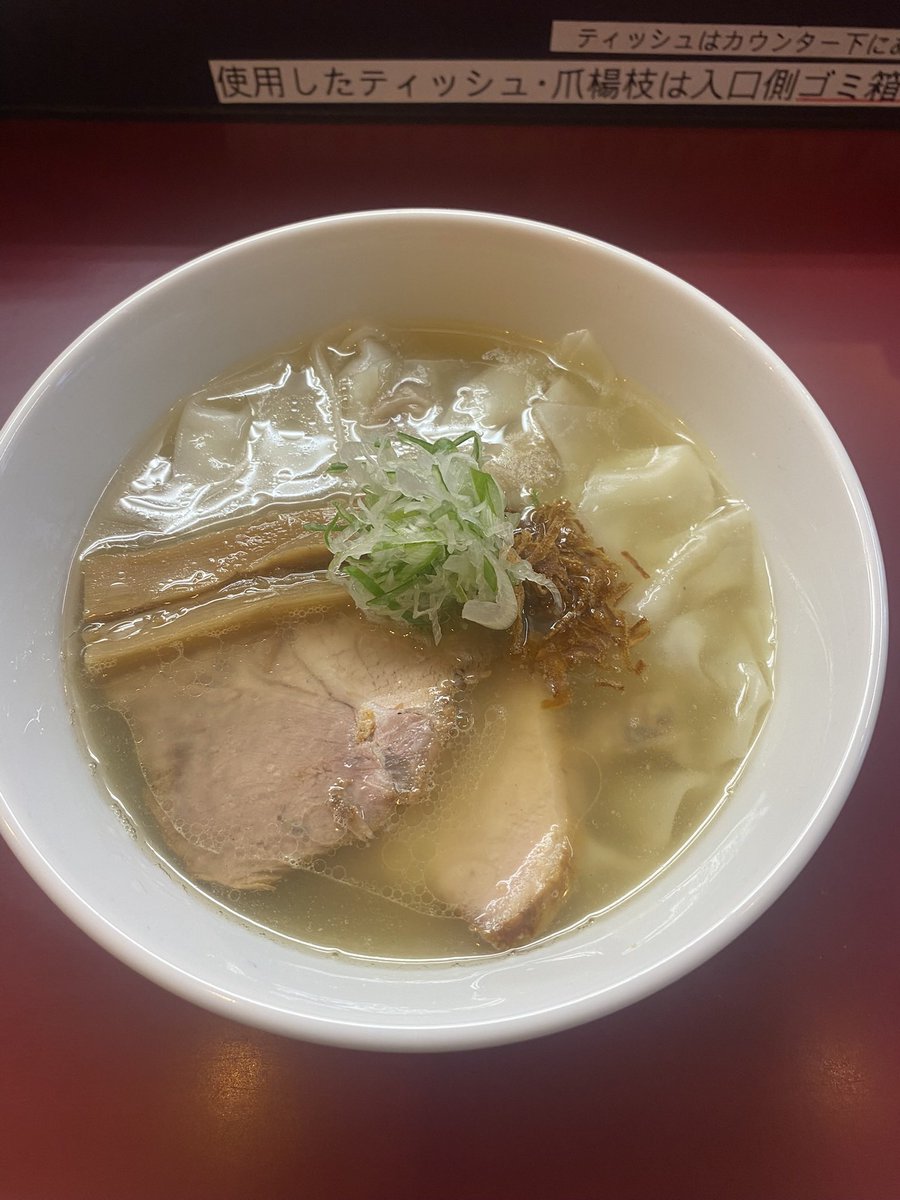 taityo03092's tweet photo. らぁ麺松しん@鶴見
わんたん塩らぁ麺 1200円
ご存知佐野実氏のお弟子さんがやっているお店
朝5時から営業しているので早朝ウォーキングのシメにキメて優勝
#鶴見　#松しん https://t.co/zChwzforiJ