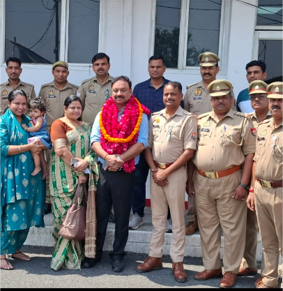 sambhalpolice's tweet photo. पुलिस लाइन बहजोई में #ASPSouth सम्भल श्री मनोज कुमार रावत द्वारा अधिवर्षता आयु पूर्ण करने पर सेवानिवृत्त हुए #C0 यातायात श्री मनोज कुमार सिंह को स्मृति चिन्ह भेट किया तथा शॉल व फूलमाला पहनाकर उनके उत्तम स्वास्थ्य की शुभकामाएं देकर भावभीनी विदाई दी गयी। 
#UPPolice https://t.co/na3anwn3Ec