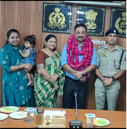 sambhalpolice's tweet photo. पुलिस लाइन बहजोई में #ASPSouth सम्भल श्री मनोज कुमार रावत द्वारा अधिवर्षता आयु पूर्ण करने पर सेवानिवृत्त हुए #C0 यातायात श्री मनोज कुमार सिंह को स्मृति चिन्ह भेट किया तथा शॉल व फूलमाला पहनाकर उनके उत्तम स्वास्थ्य की शुभकामाएं देकर भावभीनी विदाई दी गयी। 
#UPPolice https://t.co/na3anwn3Ec