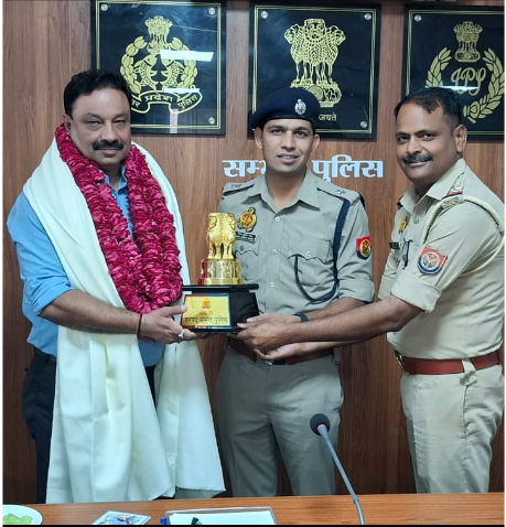 sambhalpolice's tweet photo. पुलिस लाइन बहजोई में #ASPSouth सम्भल श्री मनोज कुमार रावत द्वारा अधिवर्षता आयु पूर्ण करने पर सेवानिवृत्त हुए #C0 यातायात श्री मनोज कुमार सिंह को स्मृति चिन्ह भेट किया तथा शॉल व फूलमाला पहनाकर उनके उत्तम स्वास्थ्य की शुभकामाएं देकर भावभीनी विदाई दी गयी। 
#UPPolice https://t.co/na3anwn3Ec