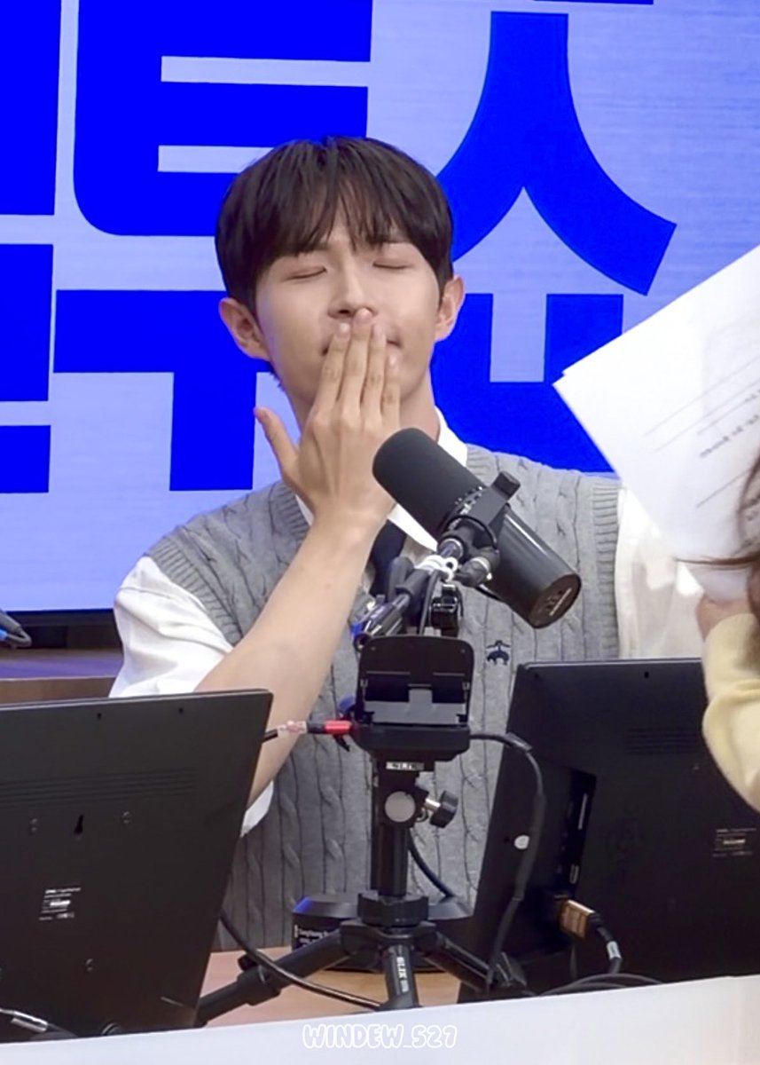 WINDEW_527's tweet photo. 한 포즈 꾸준히 하는거 완전 기여운갱얼쥐얔ㅋㅋㅋ https://t.co/OqXwU69dMc