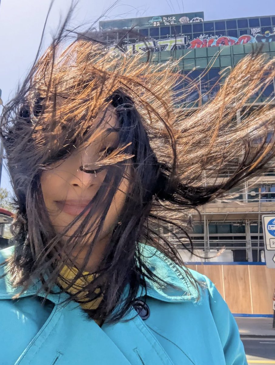 raymach1's tweet image. Luxmy and hair 

@luxmy_g  🤣 a dedicated professional in all weathers 💨☀️

#LuxmyGopal
#BBCNews