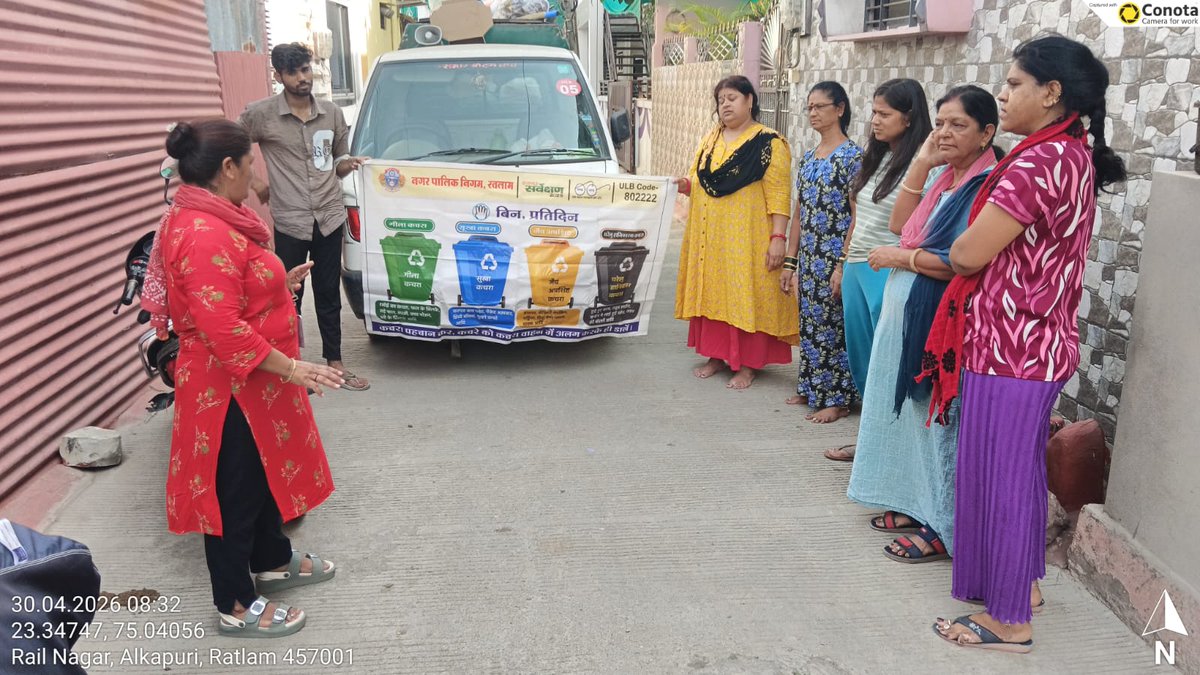 NRatlam's tweet image. नगर पालिक निगम, रतलाम IEC टीम द्वारा रहवासियों #स्वच्छसर्वेक्षण2025 की जानकारी के लिये प्रतिदिन डोर टू डोर जाकर #SourceSegregation अपनाने के लिए जागरूक किया जा रहा है 
#swachhataconnect_mp #swachhsurvekshan2025mp @MoHUA_India @SwachhBharatGov @urbansbm @mlkhattar @CMMadhyaPradesh