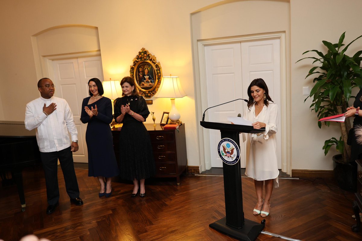 RaquelPenaVice's tweet photo. Tuve el honor de acompañar, junto a la primera dama @RaquelArbaje, a la embajadora de los Estados Unidos, Leah Campos, en la bendición de su residencia.

Fue una velada marcada por la espiritualidad, que nos invita a valorar la importancia de construir relaciones basadas en el respeto, la fe y los valores que nos unen como pueblos.