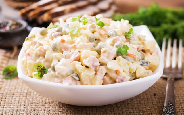 zecaneumann23's tweet image. Um dia antes do #diadotrabalhador mandam pras empresas comida especial, pra vc pensar q é importante, essencial. Pra ficar quieto e escravizado. Coma, cale a boca, recebe seu salário mínimo e fique feliz com seu emprego de merda. Maionese, Mini #CocaCola. Devia ser Dia do Otário.