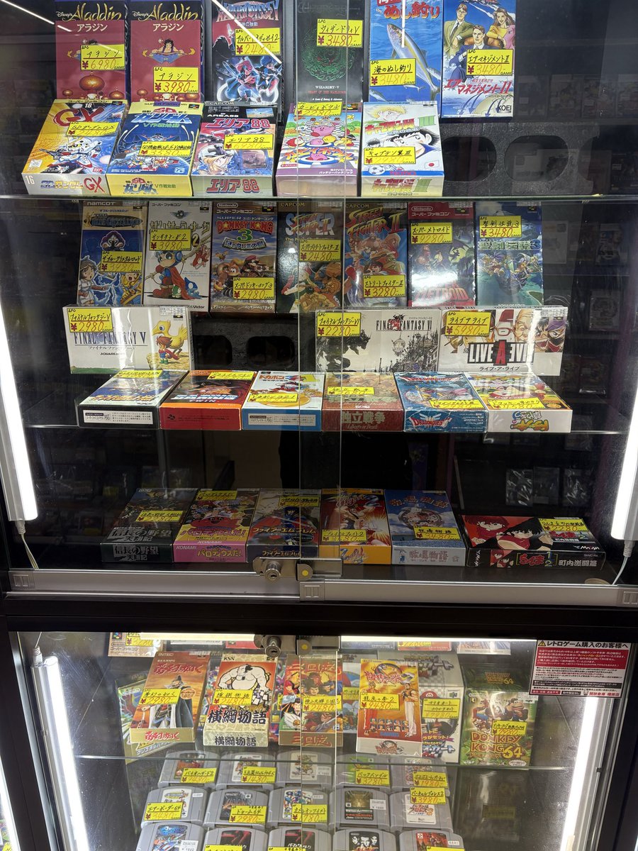 kaakun_712's tweet image. 4月30日　20:22現在

開放倉庫橿原店
ショーケース！
狙ってたやつ買われとるやんけ‼️😭
そらあの価格なら買うわな、、、

#ファミコン　#スーパーファミコン
#レトロゲーム