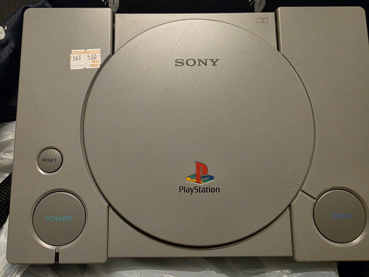klonoacoro's tweet image. めっちゃ綺麗なPS1のじゃんく品が500円で売ってた(  '-' )
電源コード買いに行かねば……！！！
 #PS1
 #PlayStation