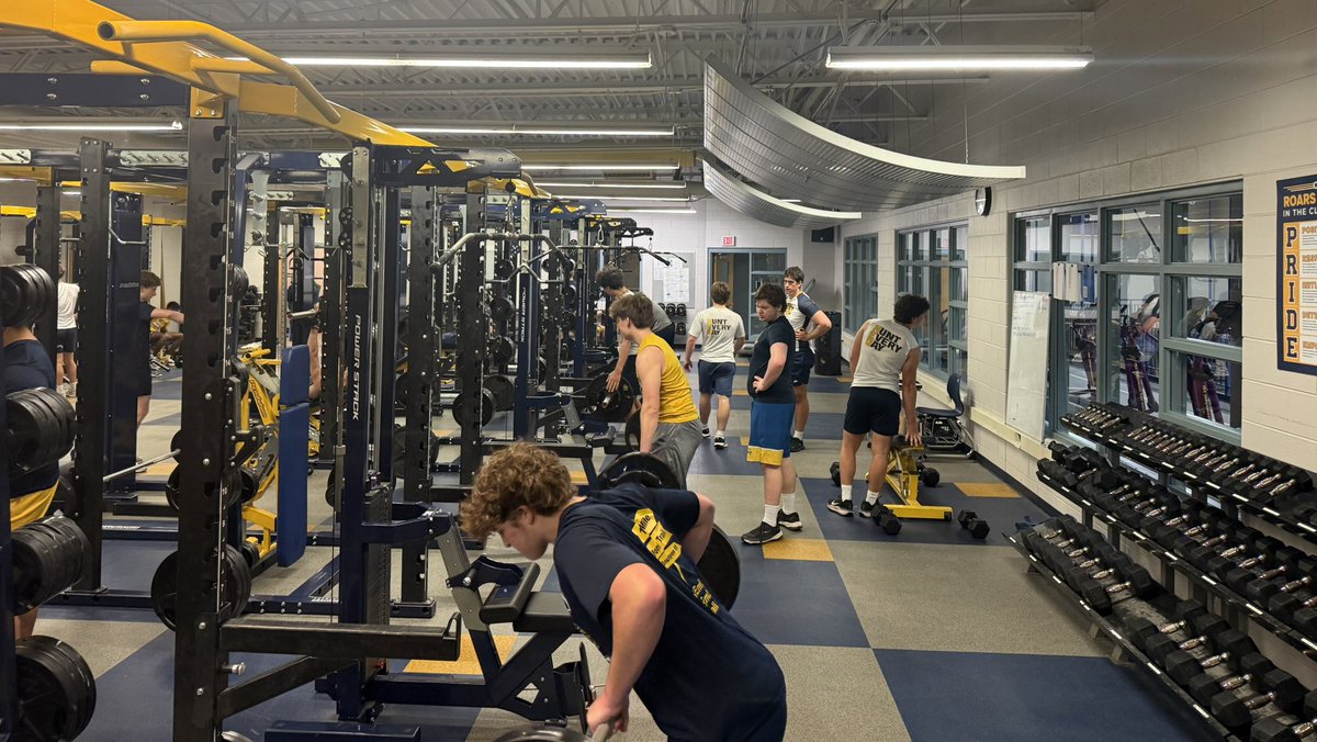 HEDslhsfootball's tweet photo. Morning Hunt #8….very proud of our Lion Hunters!
#hunteveryday
#morninghunt https://t.co/yyi9iUOmmS