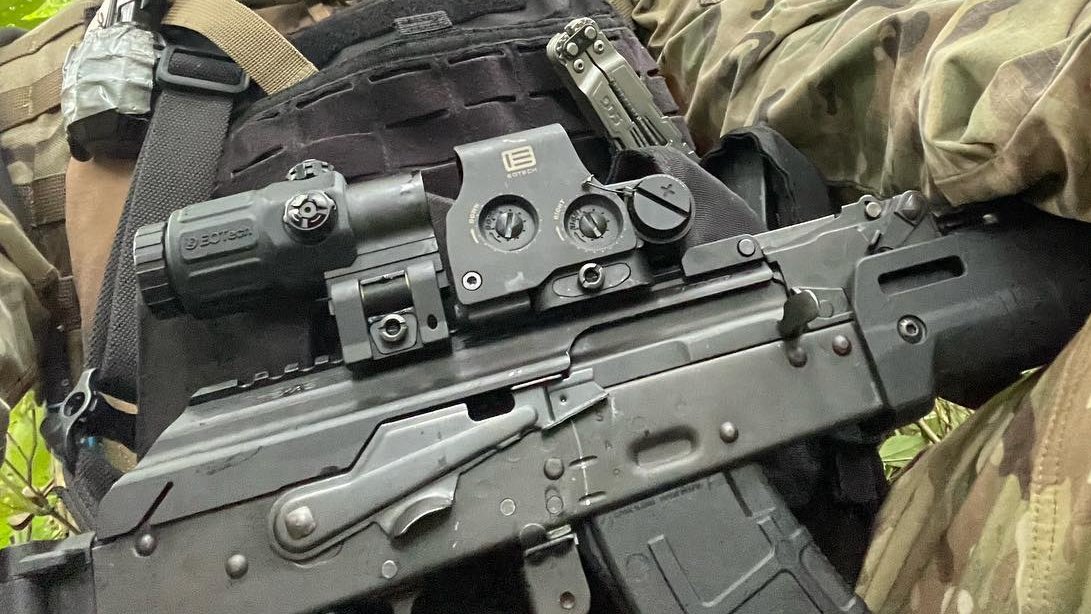 LatamSmallArms's tweet image. #Venezuela 🇻🇪 otra arma de alto estatus, enteramente procedente del mercado civil norteamericano, en manos del CICPC Aragua:

Un AKM Rumano, Cugir Md 90, con culata, empuñadura y guardamanos Magpul, cargador Magpul, mira Eotech HHS, selector Krebs y tapa-cubierta con riel.