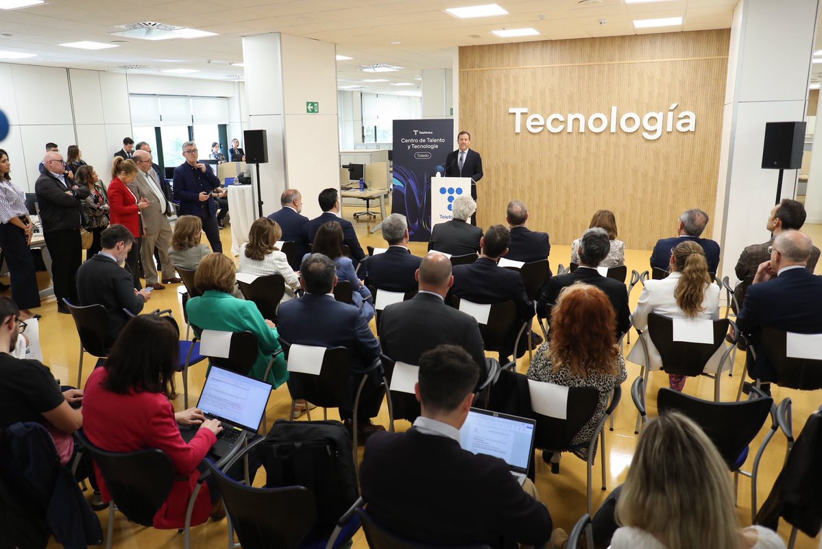 cvelazquezromo's tweet image. 🏢 #Toledo da hoy un paso clave hacia el futuro con la inauguración del Centro de Talento y #Tecnología de @TelefonicaTech en la sede VEGA.

Una apuesta por la innovación, el talento y las oportunidades que refuerza nuestra colaboración con la Universidad de Castilla-La Mancha y