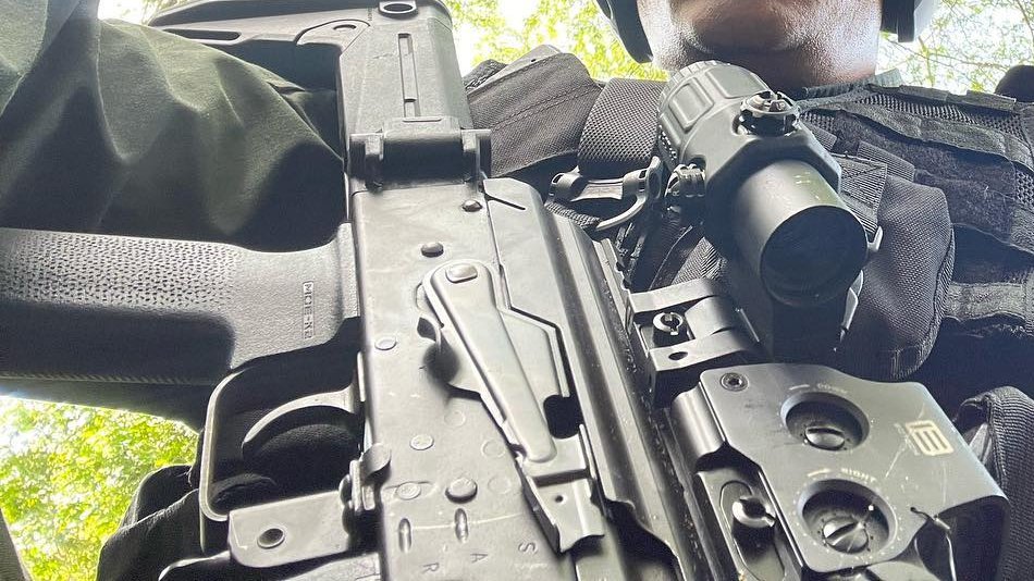 LatamSmallArms's tweet image. #Venezuela 🇻🇪 otra arma de alto estatus, enteramente procedente del mercado civil norteamericano, en manos del CICPC Aragua:

Un AKM Rumano, Cugir Md 90, con culata, empuñadura y guardamanos Magpul, cargador Magpul, mira Eotech HHS, selector Krebs y tapa-cubierta con riel.