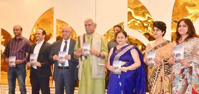 jindadlKashmir's tweet photo. LG Manoj Sinha launched Healer in Exile: The Untold Story of Dr Sushil Razdan, authored by Sachin Razdan. 
He highlighted that true greatness in medicine lies not just in skill but in compassion, selfless service &amp; dedication to society.

#JammuKashmir #BookLaunch #Inspiration https://t.co/mS3EH8uorQ