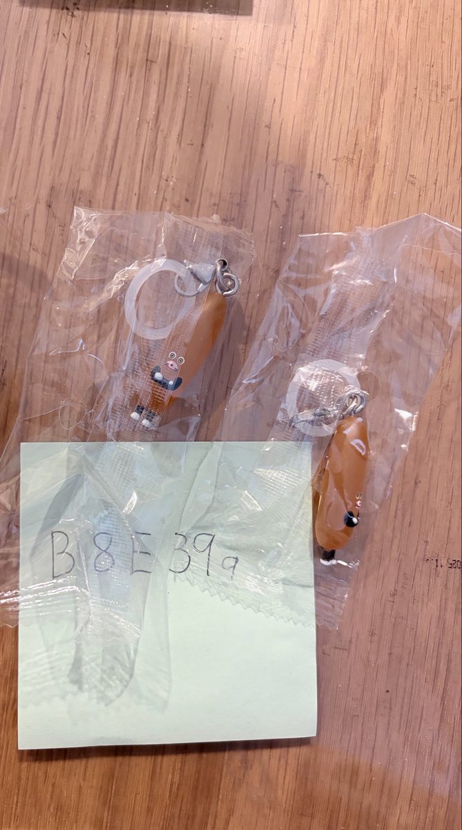 B8E39q's tweet photo. 【交換】パンどろぼうめじるしアクセサリー3 

【譲】なぞのフランスパン
【求】パンどろぼう(いとしのパン)

郵送にて交換希望です。
お気軽にお声がけください。 https://t.co/K2c6jxXynl