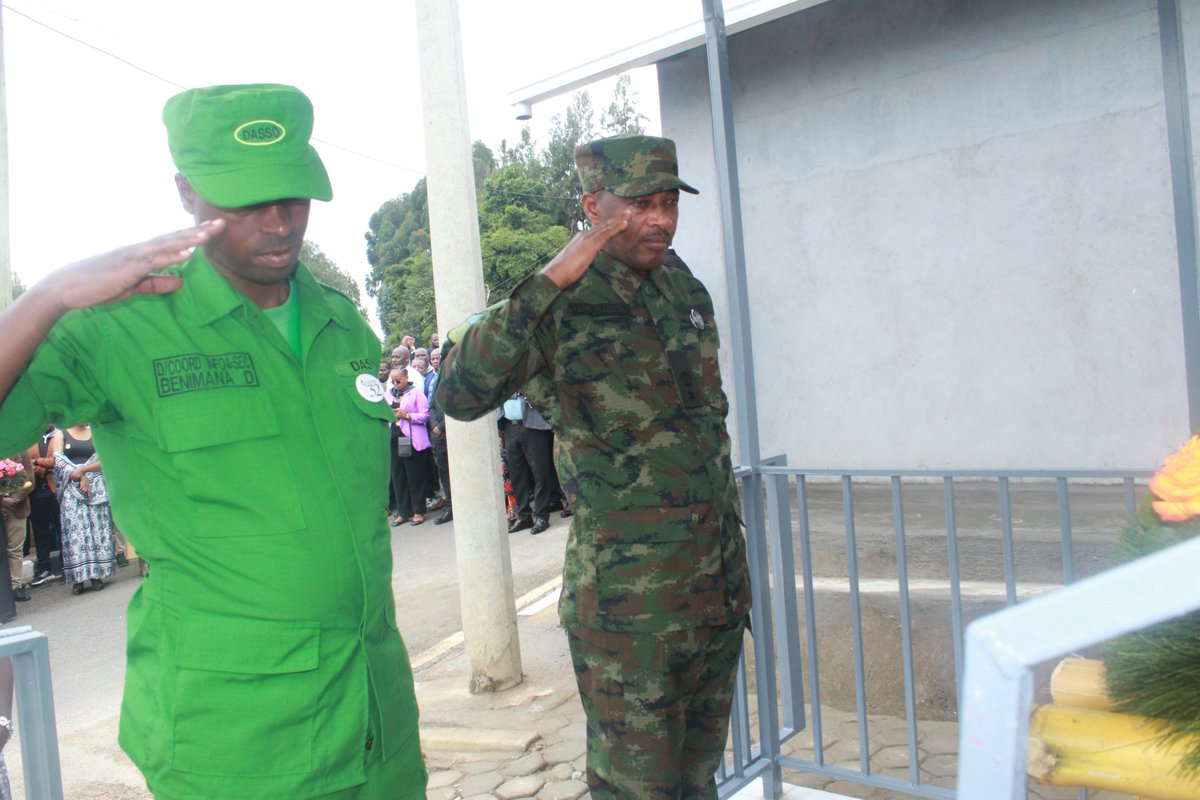 MurundaHospital's tweet photo. Umuyobozi w'Akarere ka Rutsiro yifashishije inkuru yo muri Bibiliya y'Umwana w'ikirara aho yahawe umunani akawupfusha ubusa yagaruka mu rugo umubyeyi atitaye ku mafuti ye akamwakira, yagereranyije iyi nkuru nk'u Rwanda n'abasize bakoze Jenoside aho igihe cyose u Rwanda 1/4 https://t.co/U6vQ5gZKUs