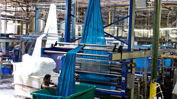 gujarat_plus_'s tweet photo. Surat’s Textile Industry: The Heart of Gujarat’s Economy 🧵💪

🔹 Contributes over 25% to Gujarat’s total State GDP.
🔹 Generates a massive annual turnover of ₹1.5 Lakh Crore.
🔹 Supports the livelihoods of 18 to 20 lakh people.
🔹 Produces 6 crore meters of fabric every single day.
🔹 Supplies 90% of India's total artificial silk (Art Silk).
🔹 Surat alone produces 30% of the entire world’s fabric.
🔹 Accounts for 65% of India’s man-made fiber segment

Follow @gujarat_plus_