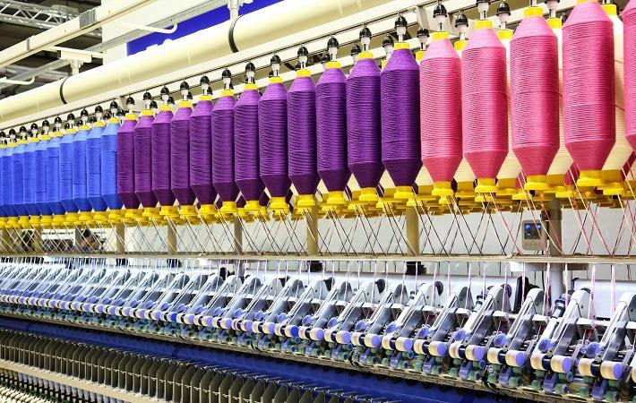 gujarat_plus_'s tweet photo. Surat’s Textile Industry: The Heart of Gujarat’s Economy 🧵💪

🔹 Contributes over 25% to Gujarat’s total State GDP.
🔹 Generates a massive annual turnover of ₹1.5 Lakh Crore.
🔹 Supports the livelihoods of 18 to 20 lakh people.
🔹 Produces 6 crore meters of fabric every single day.
🔹 Supplies 90% of India's total artificial silk (Art Silk).
🔹 Surat alone produces 30% of the entire world’s fabric.
🔹 Accounts for 65% of India’s man-made fiber segment

Follow @gujarat_plus_