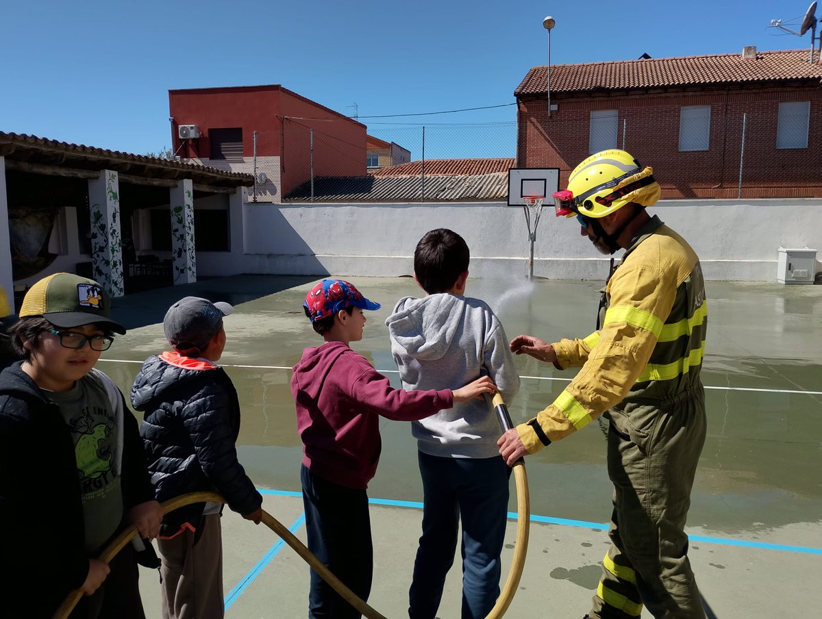 naturalezacyl's tweet photo. Mochila, batefuegos o manguera, sin problema, los alumnos del Colegio de Quintana de Rueda #LeónEsp se atrevieron con todo en la visita de #DependeDeTodos... del operativo #INFOCAL #CDF https://t.co/Lgm01ACSil