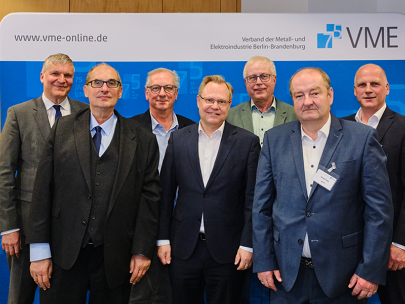 VMEberlin's tweet photo. Neuer Vorstand beim VME Berlin-Brandenburg:
Stefan Moschko als Vorsitzender bestätigt, Henning Brandes wird neuer Verhandlungsführer.
Klare Botschaft der Industrie: Wettbewerbsfähigkeit sichern, Kostenbelastungen senken, Zukunft gestalten.
➡️https://t.co/BuJ4rZP7Gd https://t.co/xsk3mw6glN