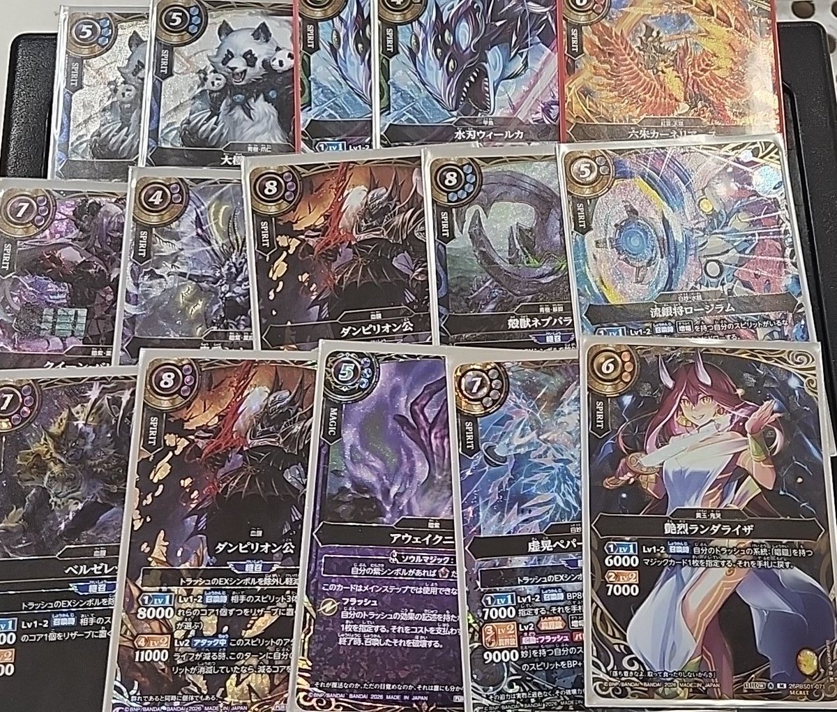 バトスピスタンダードノーマルパーツ集めようと2箱+7パック買ったXとシクの結果、使う予定の無い紫のカードがめちゃくちゃ光った...そして種類が多いからか狙いが全く出ない...
ここから先はシングルで買い集めよう...