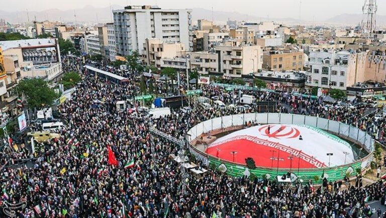 telesurenglish's tweet image. #MiddleEast | Thousands of Iranians participated in marches in which they swore allegiance to Supreme Leader Mokhtaba Khamenei and the Islamic Revolution.
telesurenglish.net/iranians-pledg…