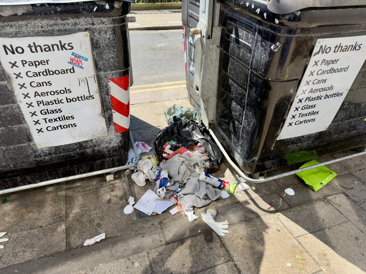hugomichaels's tweet photo. Just #vile with #rubbish all over. Used sanitary towels, ripped bins full of waste. . @BrightonHoveCC @RecyclingRefuse @BrightonIndy @brightonargus @MailOnline https://t.co/87q5TxRlFu
