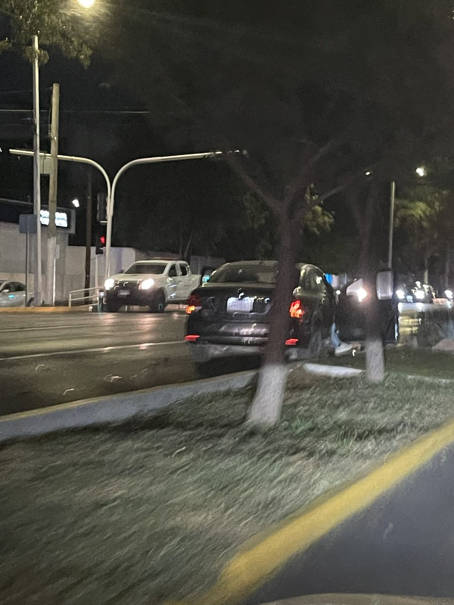 losuna74's tweet photo. Carriles centrales cerrados en avenida López Mateos, frente a plaza del Sol de Sur, a norte por choque entre tres Vehículos.  @Trafico_ZMG https://t.co/HewD9tIZbG