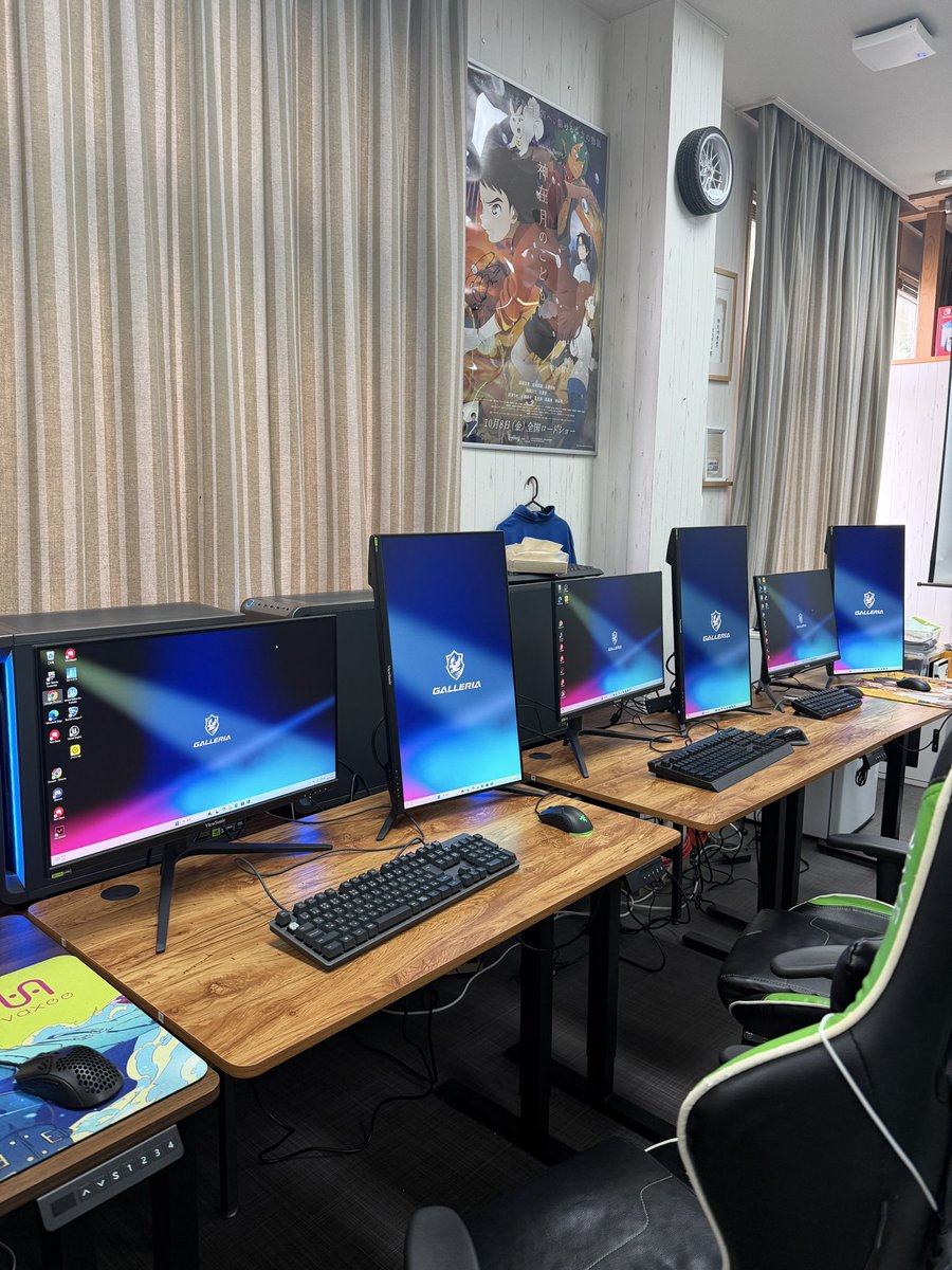 EShonan's tweet photo. モニター2枚で縦置きすると一気にお店ディスプレイ感出る🖥️
「私はGALLERIA」ごっこができる。
eスポーツも。動画編集も。3Dモデリングもできる。
#240hz 
#立正大淞南eスポーツ部 
#GALLERIA https://t.co/iJGRC47Zf7