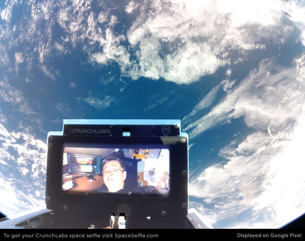 О, дождался селфи со спутника <a href="/crunchlabs/">CrunchLabs</a> 🙂
#SpaceSelfie