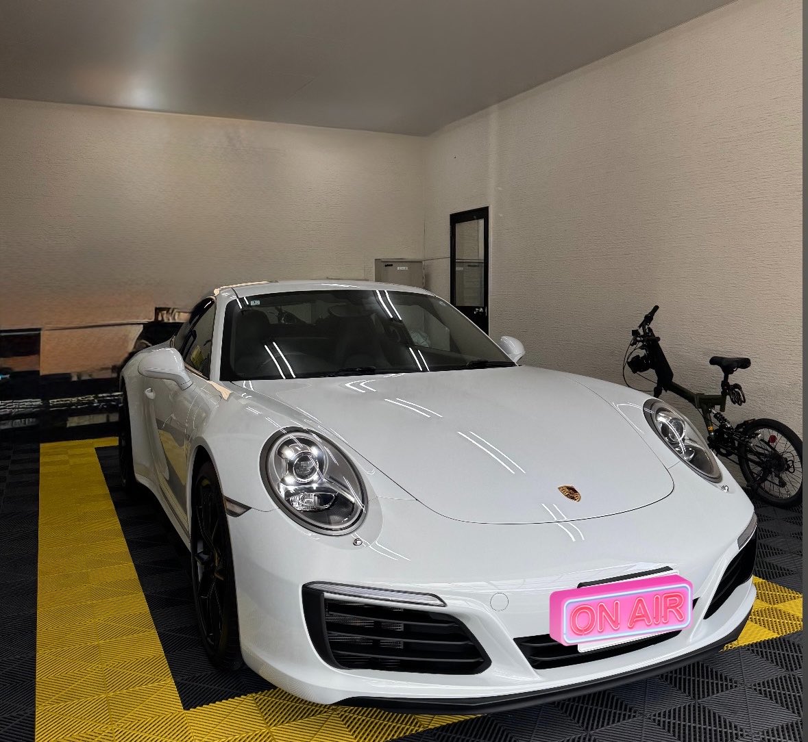 zeto4rou's tweet photo. ポルシェ911 Carrera 4S（991.2）が納車されました！！🎊㊗️
Z4に続き、白いスポーツカーを乗り継いでいきます！
純正スポエキが爆音すぎてテンション爆上がりしています🥲
あと、速すぎます
#Porsche
#ポルシェ
#車好きと繋がりたい https://t.co/eTt1ri34Y7