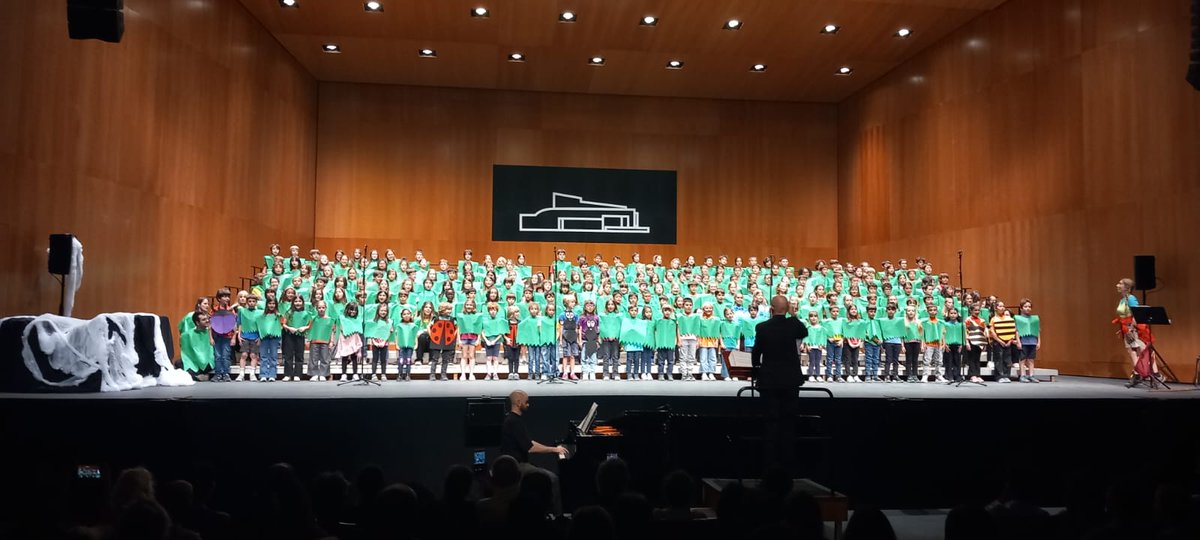 somMaragall's tweet photo. L'alumnat de 2n ha participat en la 21a Cantata interpretant "El follet valent" a l'auditori Emma Vilarasau. Ha estat una experiència molt especial on els infants han pogut gaudir de la música en directe, compartint escenari amb altres escoles . https://t.co/3X3OiFonUp