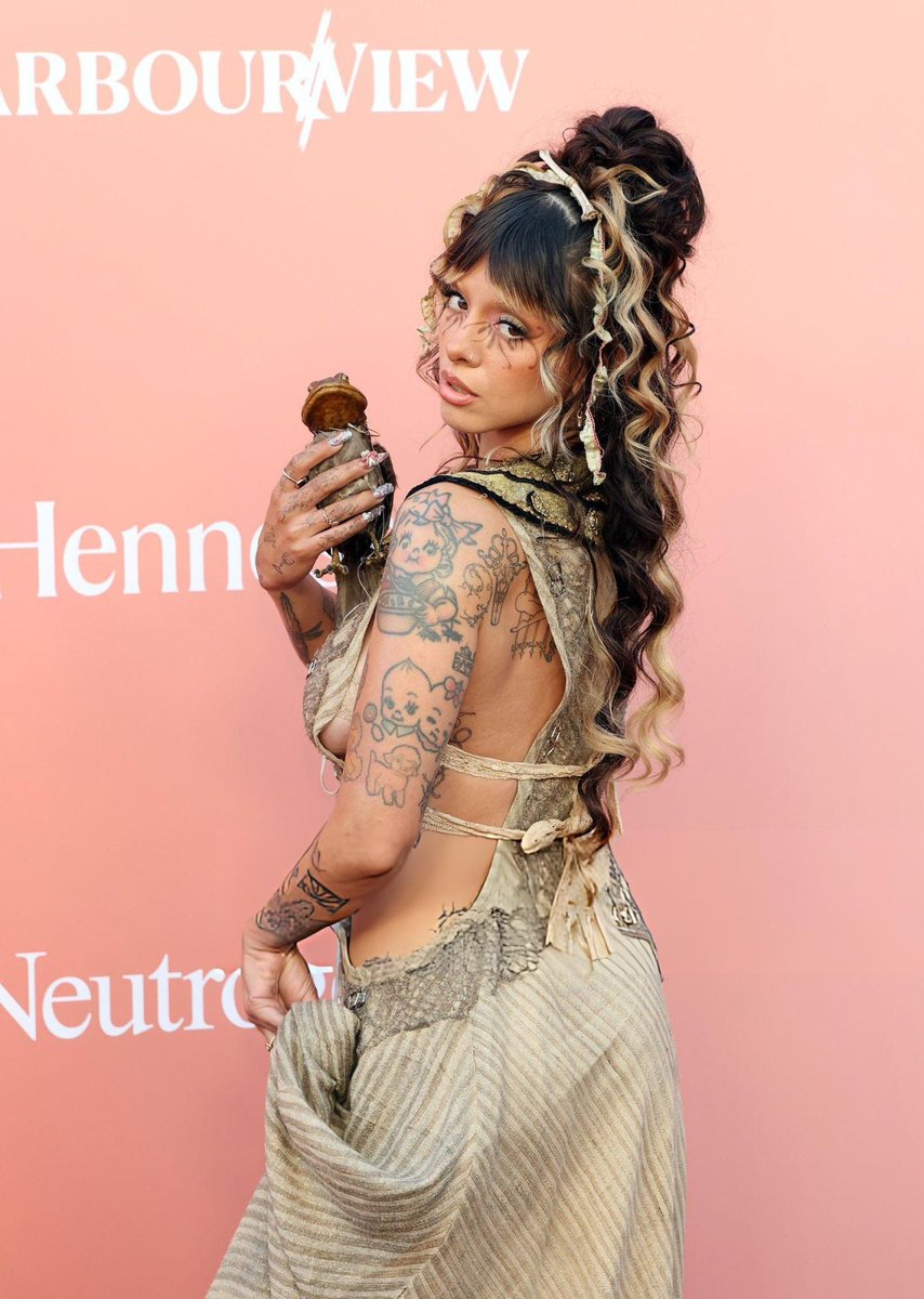 MMcolombia's tweet image. Melanie Martinez asistió a los Billboard Women in Music 2026 el cual se hizo en el Hollywood Palladium en Los Angeles. #MelanieMartinez #Hades #K12 #Crybaby #Portals