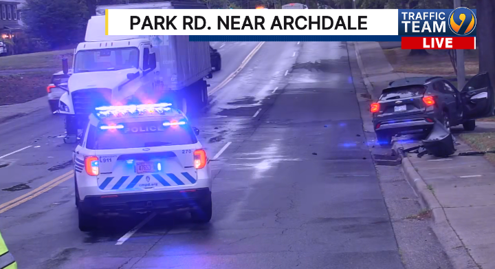 TrafficTeam9's tweet image. UPDATE: Park Rd. is down to 1 lane in each direction due to this crash south of Archdale Dr.  #clt #cltraffic #clttraffic