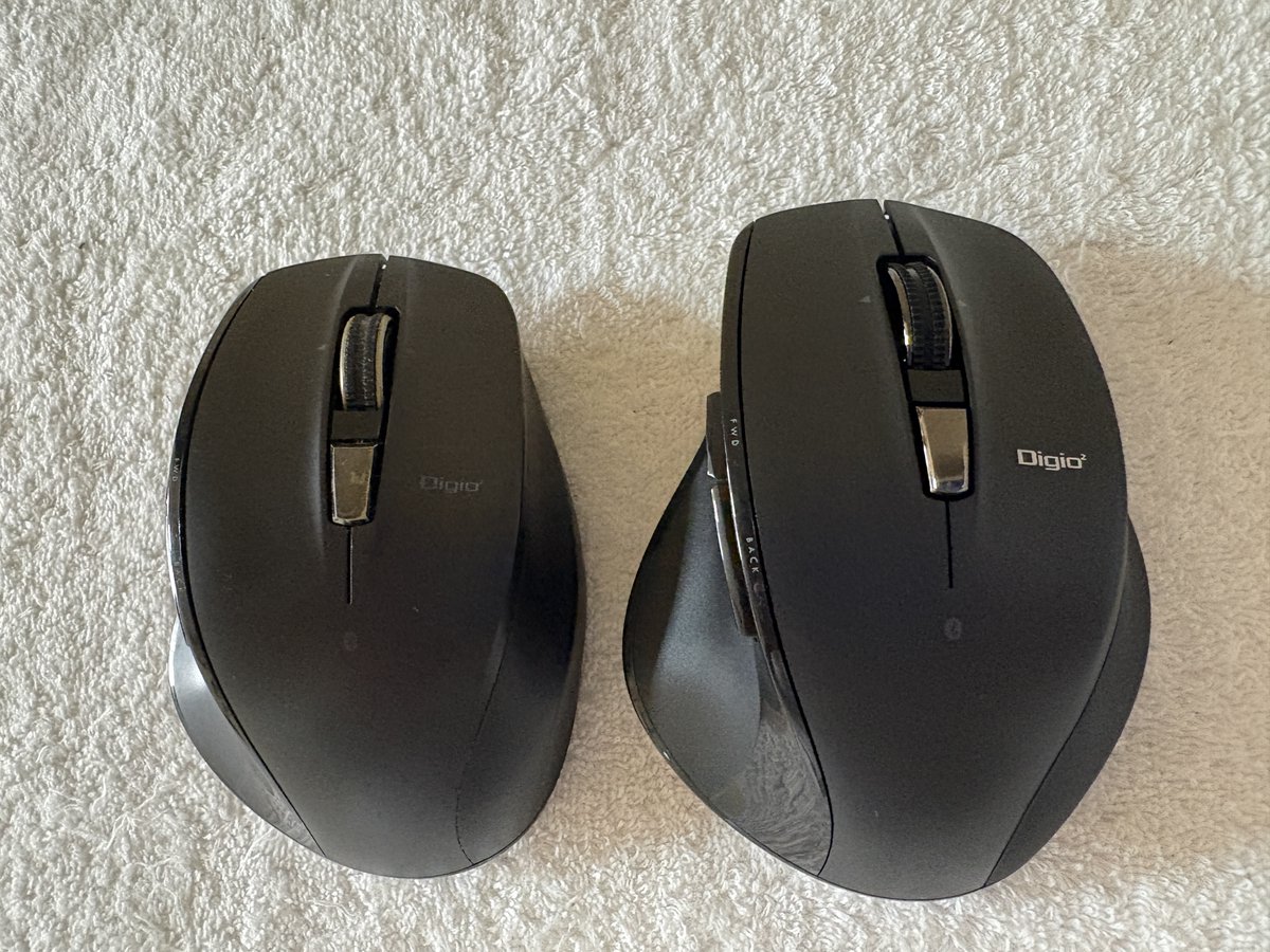 terserada's tweet photo. 自宅PCのマウスがヘタレてきた。
クリックしても反応がなかったり、スクロールがうまく動かなかったり。
で、新しいものに変えることにしたのだが、いろいろ悩んだ末に以前と同じdigio のbluetoothマウス。写真の写りの関係で新マウスの方が大きく見えますが、同じ大きさです。 https://t.co/NyIEIFgbbm