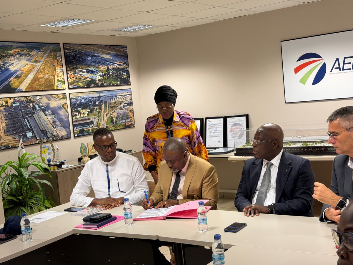 Abidjanaeroport's tweet image. 𝐑𝐄𝐌𝐈𝐒𝐄 𝐃𝐄 𝐃𝐎𝐍 𝐀𝐔 𝐏𝐑𝐎𝐅𝐈𝐓 𝐃𝐄 𝐋'𝐇Ô𝐏𝐈𝐓𝐀𝐋 𝐆É𝐍É𝐑𝐀𝐋 𝐃𝐄 𝐏𝐎𝐑𝐓 𝐁𝐎𝐔Ë𝐓 

Le 28 avril 2026, AERIA a procédé à la cérémonie de remise de don d’équipements au profit de l’Hôpital Général de Port-Bouët, 

#AERIA #RSE #Engagement #ImpactSocial