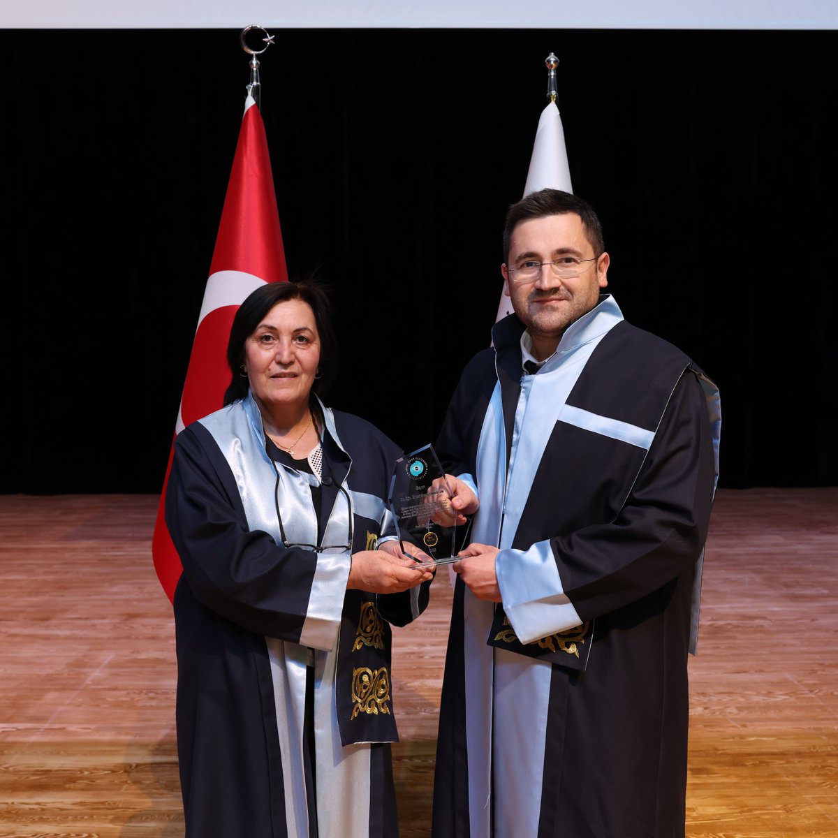 TeamDrV's tweet photo. Dr-V TEAM, Niğde Ömer Halisdemir Üniversitesi 2026 Ödül Törenine damga vurdu💥 

Ekibimiz 5 farklı kategoride toplamda 8 ödülün sahibi oldu💯

2⃣ Dr. Ögr. Üyesi Sezer ÖNBİLGİN Genç Bilim/Sanat İnsanı Ödülü almıştır⭐️

@OnbilginSezer https://t.co/iXtawljwQg