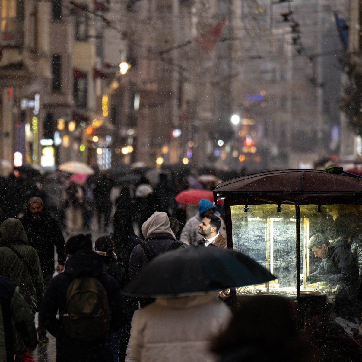 Yarından itibaren yurt genelinde soğuk ve yağışlı havalar hakim olacak.
