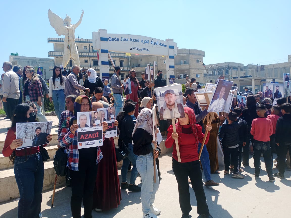 KomunistenRoj's tweet photo. Xizmên dîlgirtiyan li bajarê Kobanê xwepêşandanek lidar xistin. Komunîstên Rojavayî beşdarî xwepêşandanê bûn, daxwaza azadîya #EvaMaria û #AhmedPolad kirin.
#defendrojava https://t.co/po1zHOzJKO