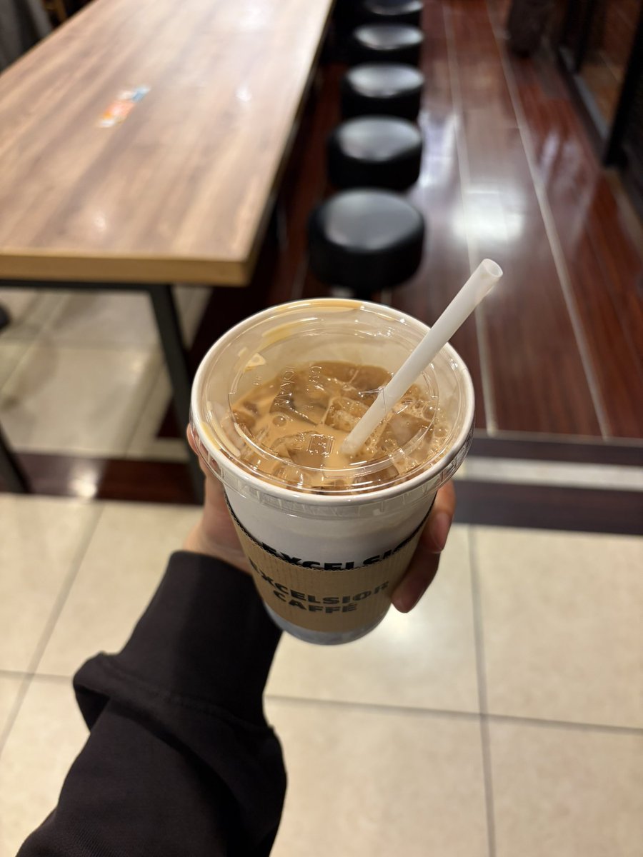 omucoro11's tweet photo. エクセルシオールのハニーラベンダーロイヤルミルクティーめっちゃ美味しい🪻 https://t.co/l0Q8qNWXCS