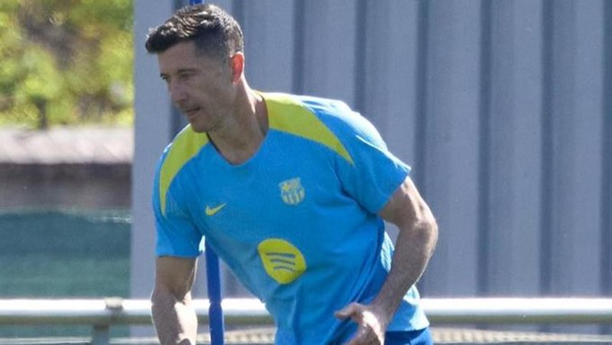 ليفاندوفسكي إلى يوفنتوس؟ العرض الرسمي وصل! قدم نادي يوفنتوس عرضاً رسمياً لضم القناص روبرت ليفاندوفسكي، بعقد يمتد لعام واحد، وسط تفاؤل كبير داخل أروقة "السيدة العجوز" بحسم الصفقة..ومن المقرر عقد اجتماع حاسم في إيطاليا خلال هذا الشهر لإنهاء التفاصيل.. فهل نرى "ليفا" بقميص البيانكونيري الموسم المقبل؟. Diario SPORT 