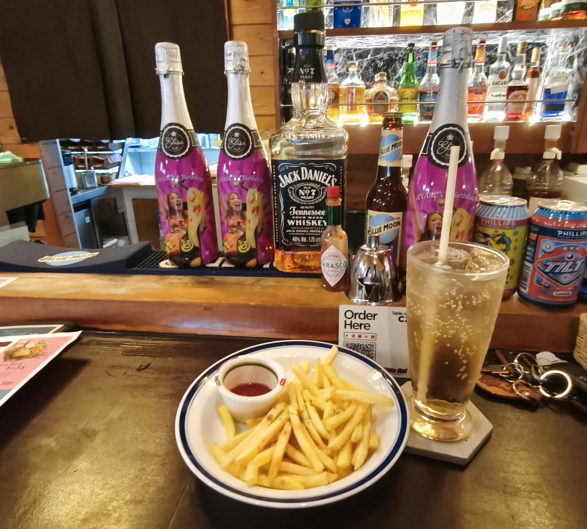 nakajun_forza's tweet photo. お昼のRide On!🇨🇦
今日はポテト🍟&ジンジャエール🥤
外の横断幕看板が替わりました😊
#カナダ料理
#RideOn!🇨🇦
#AYASEN
#5月2日誕生日 https://t.co/ilQGvbPotK