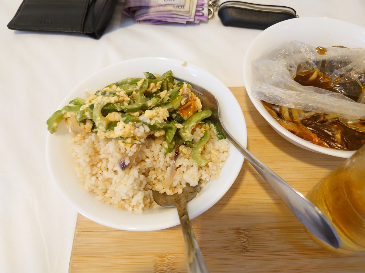 A200322558's tweet photo. ボッチ旅。最終的に部屋食に落ち着く
初めて食べたけどゴーヤ普通に美味い。野菜やし😋
（横はパレスinマミー） https://t.co/rGe7ikGguZ