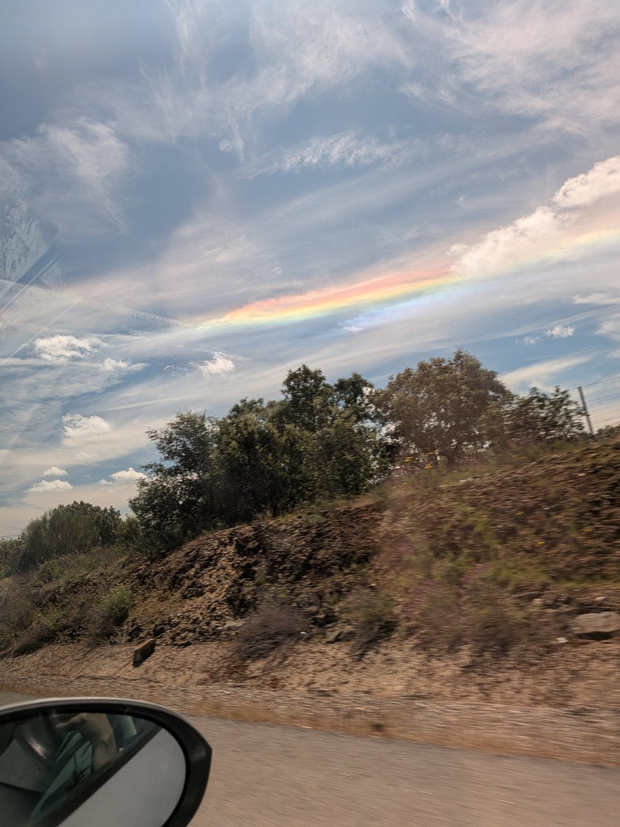 Alguien me puede explicar qué fenómeno es este que acabo de captar? Una nube arco iris?