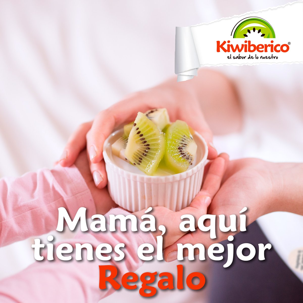 Kiwiberico's tweet photo. ¡Felicidades, Mamá! ❤️ Esas manitas que traen el regalo más dulce y natural del mundo. Que hoy, y siempre, tengas tiempo para saborear los momentos que importan.  Un abrazo enorme de parte de todo el equipo. #DíaDeLaMadre #Kiwiberico #SaborNatural #Momentos https://t.co/TyMtYQajpE