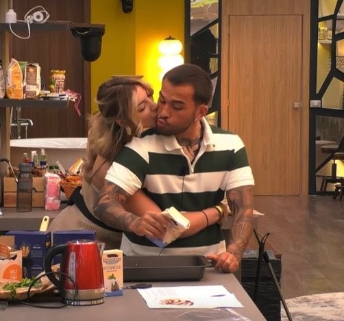 Pasolinow3a's tweet photo. Ragazzi semplici con mille parole che hanno da dirsi solo guardando negli occhi. Sono loro la vera coppia del gf 🔥🔥

#gfvip

#raumires

#raucia https://t.co/iRSq8zArwv