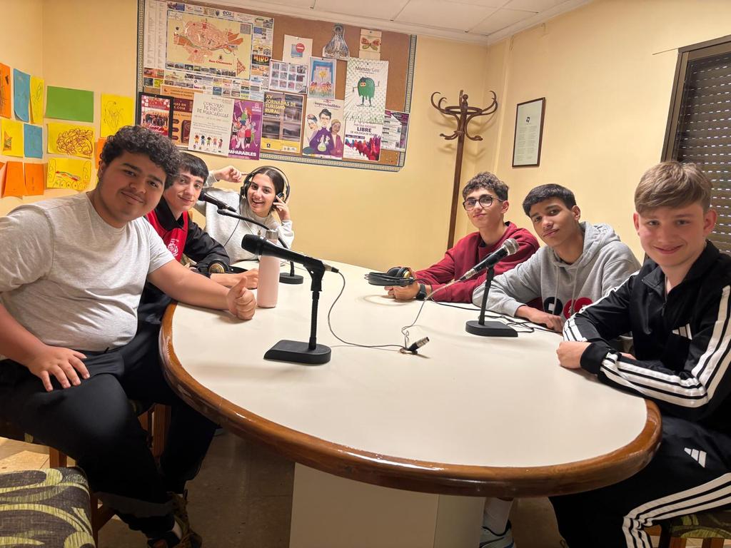ColeRemedioSC's tweet photo. Esta mañana, los alumnos de 4º de ESO que participan en la I Liga de Debate Escolar de Castilla-La Mancha han visitado la radio de nuestra localidad para compartir su experiencia y reflexionar sobre los retos que aún tienen por delante…
#colegiosHHCC #EducacionVicenciana https://t.co/Bt1PpUxizu