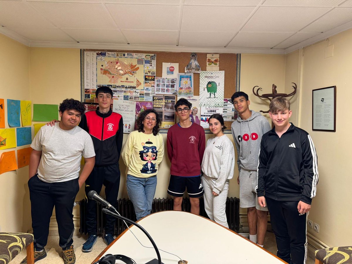 ColeRemedioSC's tweet photo. Esta mañana, los alumnos de 4º de ESO que participan en la I Liga de Debate Escolar de Castilla-La Mancha han visitado la radio de nuestra localidad para compartir su experiencia y reflexionar sobre los retos que aún tienen por delante…
#colegiosHHCC #EducacionVicenciana https://t.co/Bt1PpUxizu