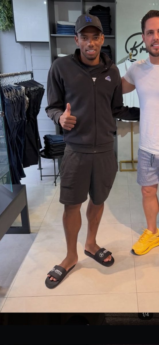 bitocabrito_'s tweet photo. @himynameisluis @o_gueto_00 @daniel_keppler evidencia basica: foto original o chinelo tem 3 linhas de texto, na IA tem duas, fora que ta todo torto o logo e texto
evidência pra quem não tem preguiça de procurar qualquer fato: o dono da foto literalmente fez um post falando que era IA
boa sorte se tornando massa de manobra https://t.co/NgH81nui0Y