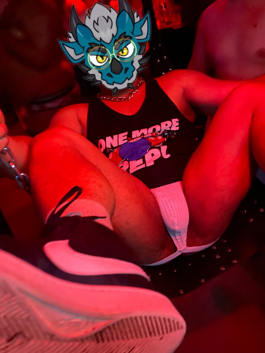 GAYNTHR's tweet photo. Derg on a sling in a gay bar 🥸 https://t.co/qilqSy3GWy